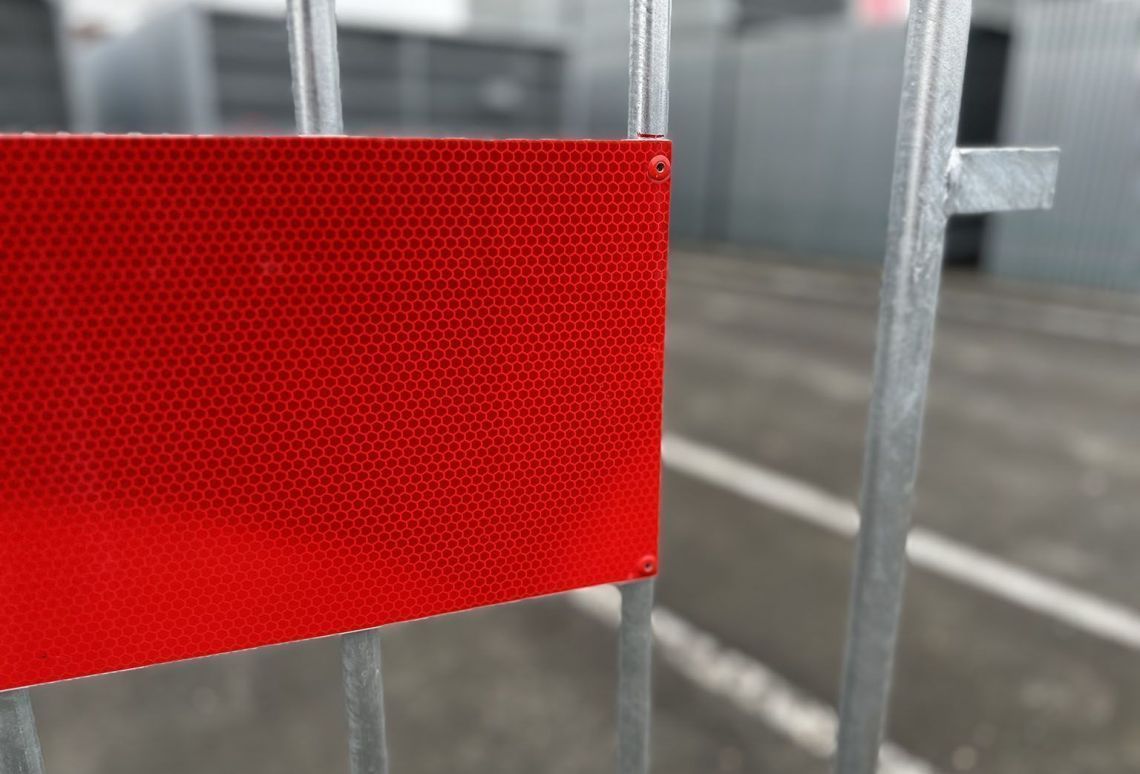 Dranghek 19 spijlen | Bevestiging popnagel rood