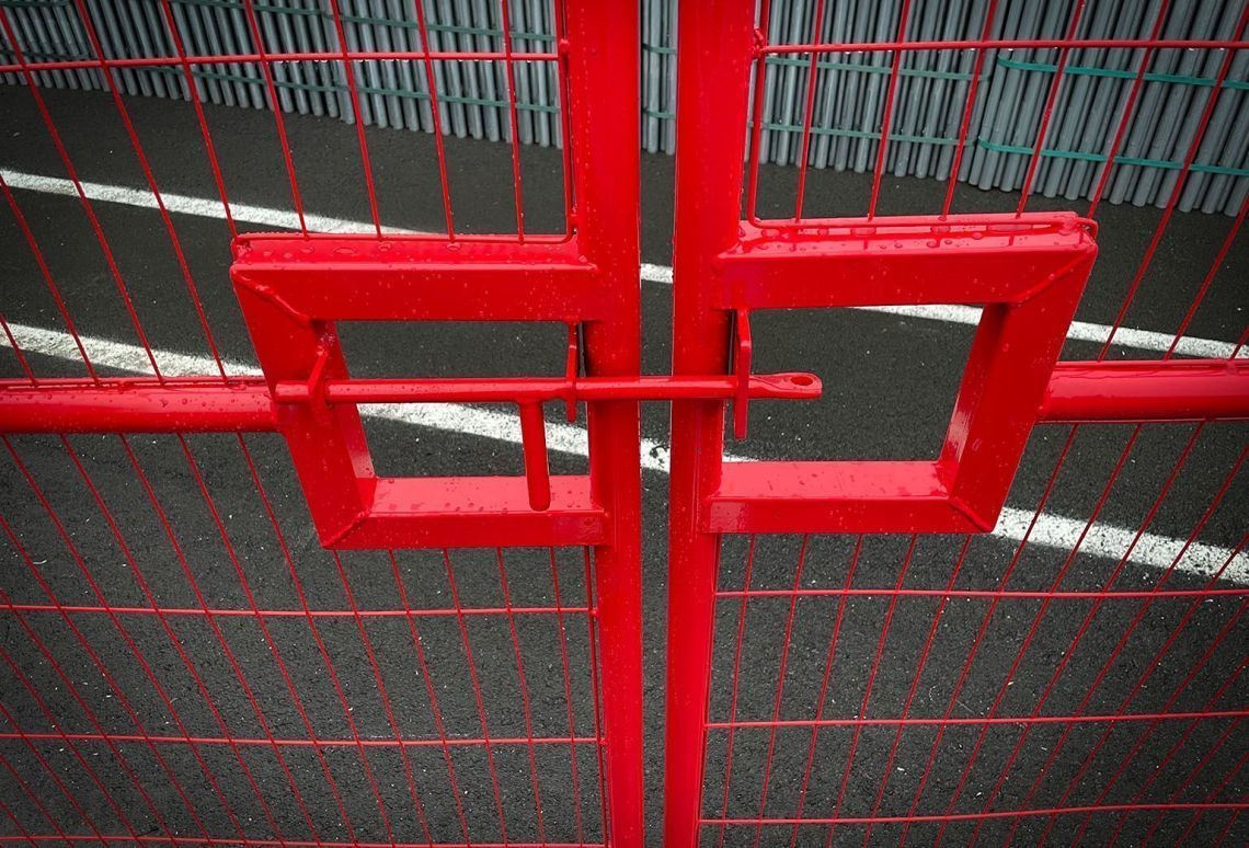 Bouwhek dubbele deur anti-climb rood | Slot