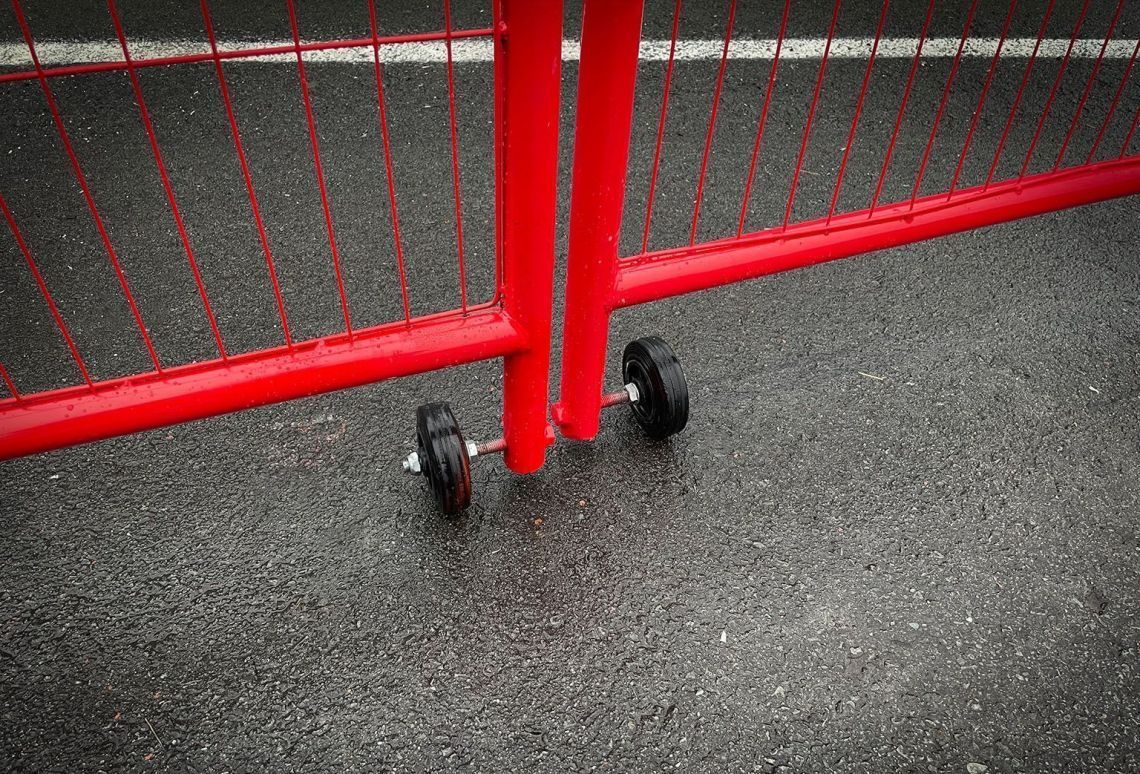 Bouwhek dubbele deur anti-climb rood | Wielen