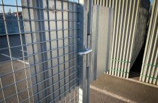 Bouwhek vluchtpoort binnenzijde deurklink