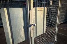 Bouwhek vluchtpoort detail van slot en schild dicht