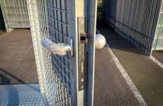 Bouwhek vluchtpoort detail van slot en deurklink