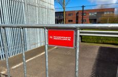 Slagvaste sticker 12 spijlen dranghek reclame